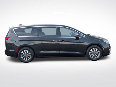 Used 2023 Chrysler Pacifica Touring-L FWD image 2