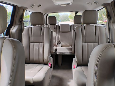 Used 2016 Chrysler Town & Country Touring image 38