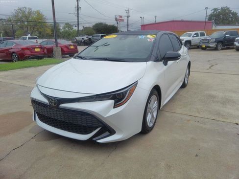 Used 2022 Toyota Corolla Hatchback FWD image 2