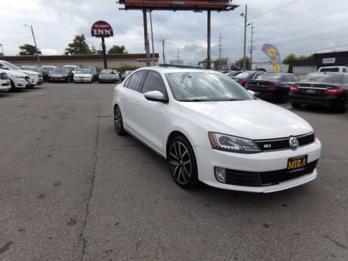 Used 2013 Volkswagen Jetta GLI Autobahn FWD image 4