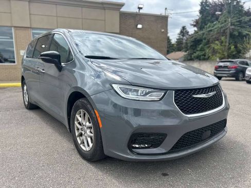 Used 2025 Chrysler Pacifica Select FWD image 3