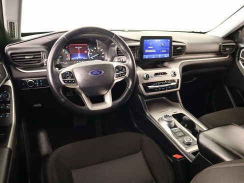 Used 2022 Ford Explorer XLT image 2
