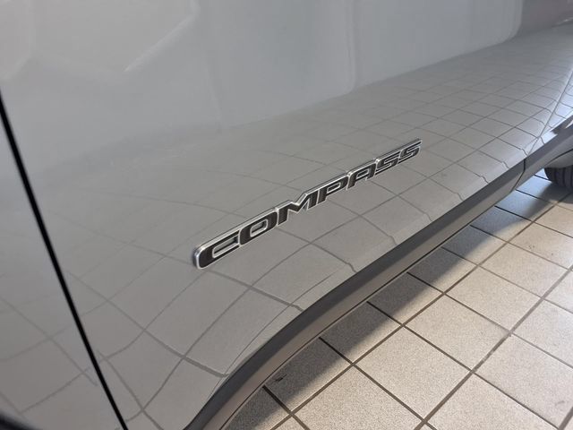 Used 2022 Jeep Compass Latitude w/ Sun and Sound Group AWD/4WD image 6