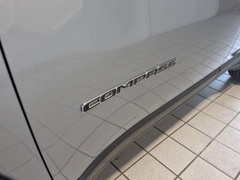 Used 2022 Jeep Compass Latitude w/ Sun and Sound Group AWD/4WD image 6