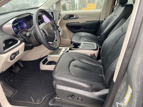 Used 2022 Chrysler Pacifica Touring-L image 9