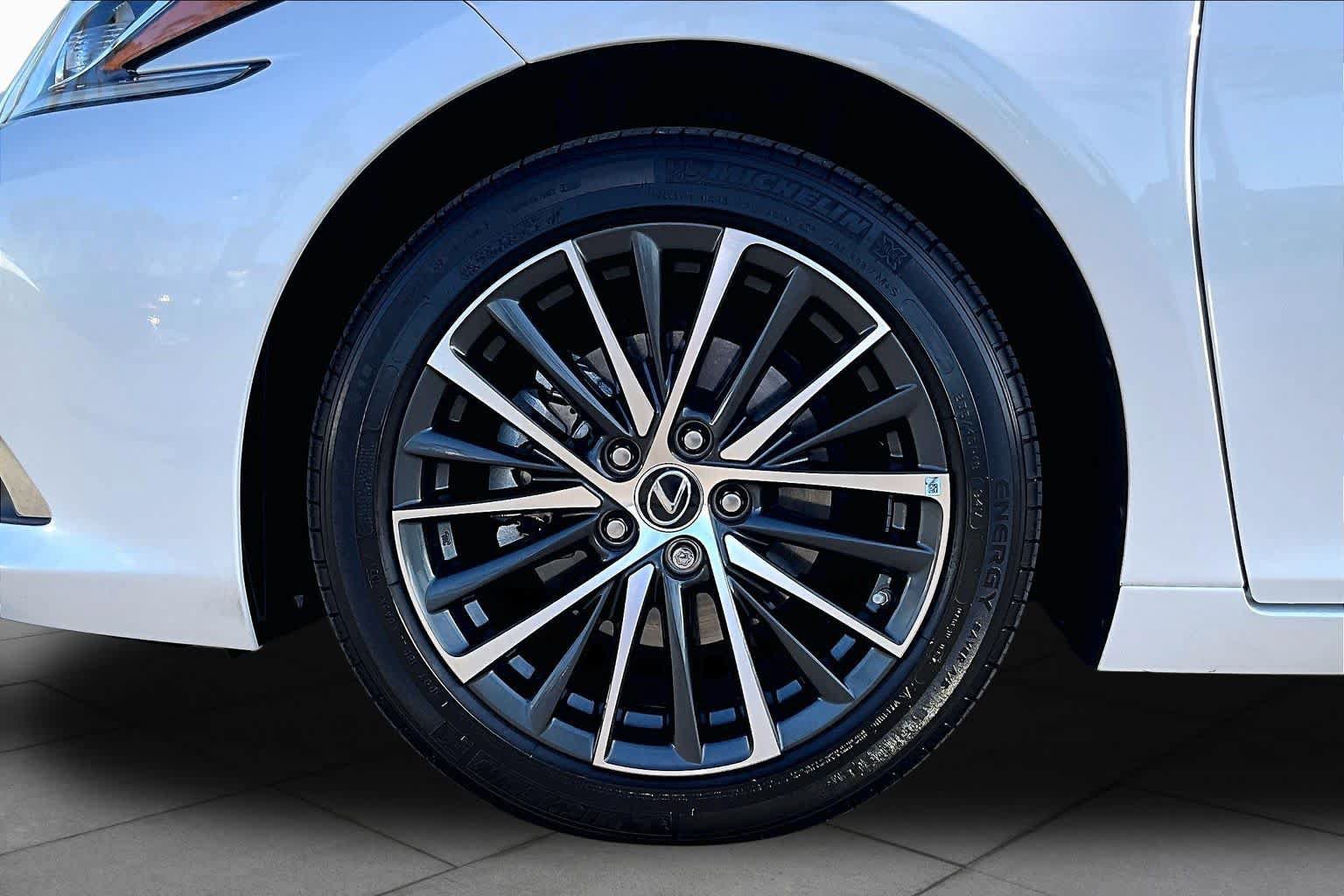 Used 2024 Lexus ES 350 w/ Premium Package FWD image 10