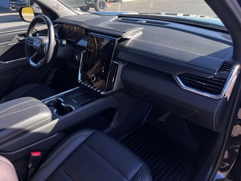 Used 2024 GMC Acadia Elevation image 32