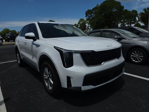 Certified 2025 Kia Sorento LX FWD image 3