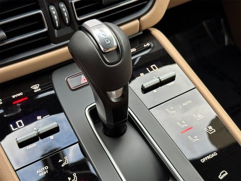 Used 2025 Porsche Macan image 26