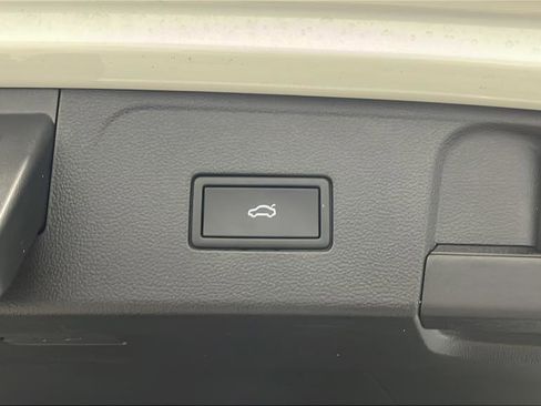 Used 2025 Volkswagen Atlas SE image 32