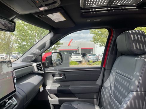 Used 2025 Toyota Sequoia Platinum AWD/4WD image 41