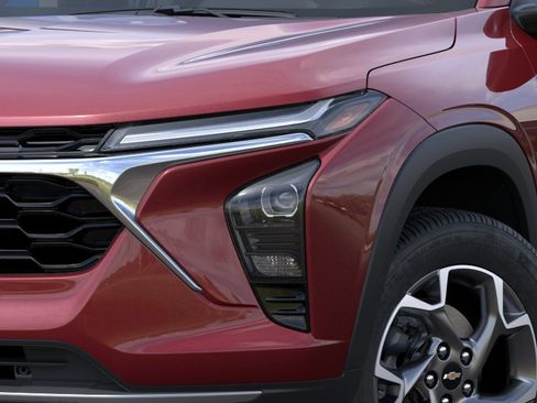 Used 2025 Chevrolet Trax LT FWD image 10