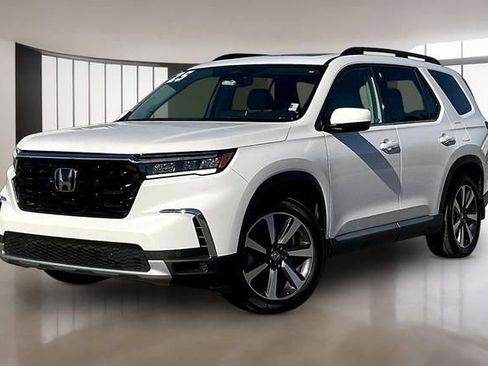 Used 2025 Honda Pilot Touring image 1