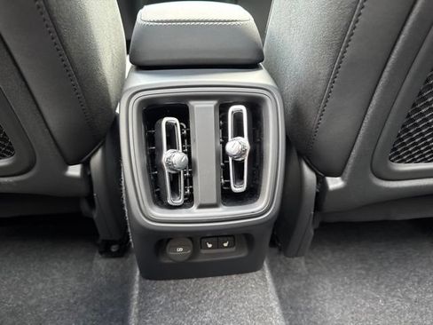 Certified 2025 Volvo XC40 B5 Plus AWD/4WD image 17
