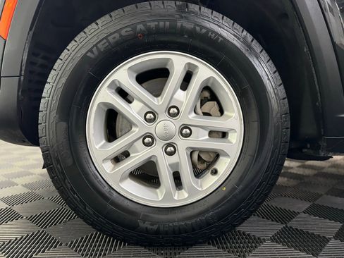 Used 2023 Jeep Grand Cherokee Laredo image 9