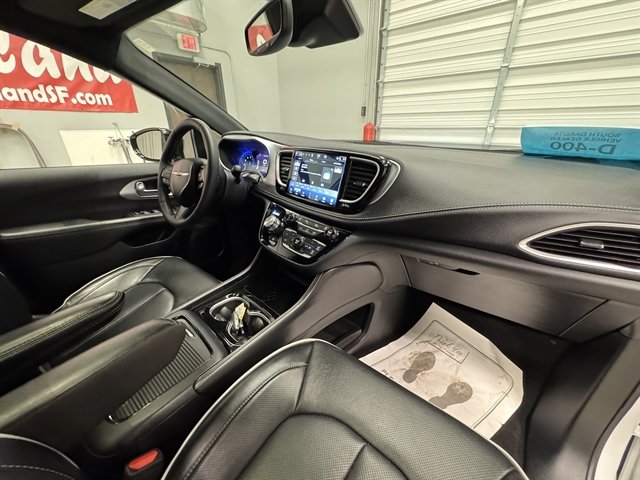 Used 2025 Chrysler Pacifica Limited FWD image 11