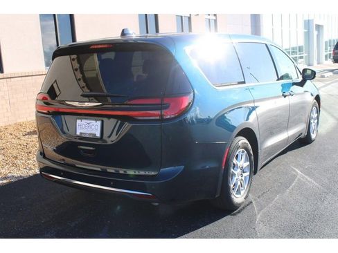Used 2025 Chrysler Pacifica Select image 3