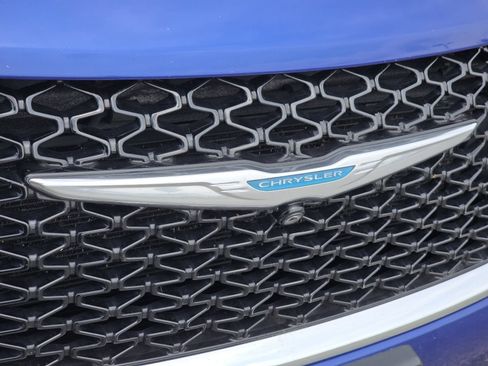 Used 2021 Chrysler Pacifica Touring-L FWD image 5
