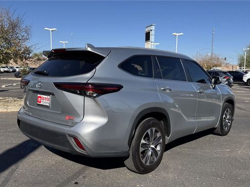 Certified 2024 Toyota Highlander XLE image 30