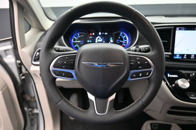 Used 2024 Chrysler Pacifica Limited FWD image 21