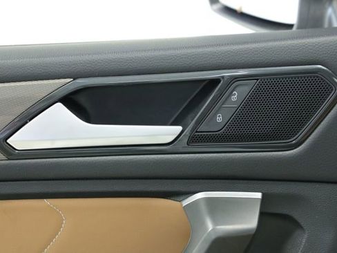 Used 2024 Volkswagen Tiguan SE image 29