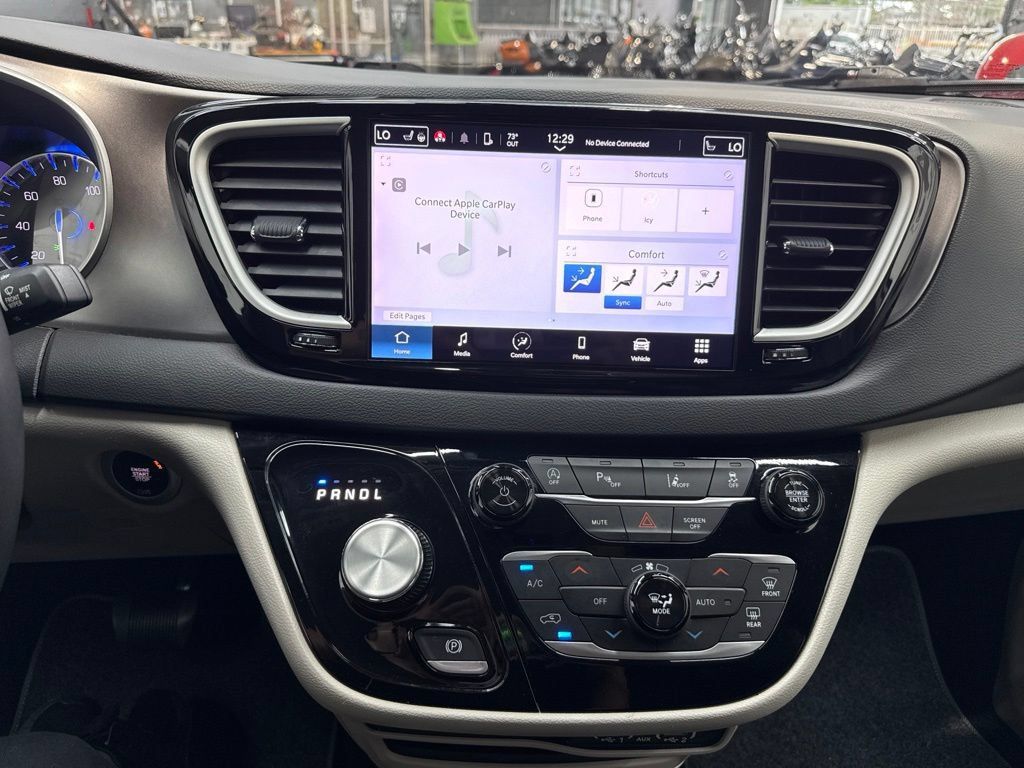 Used 2024 Chrysler Pacifica Touring-L FWD image 22