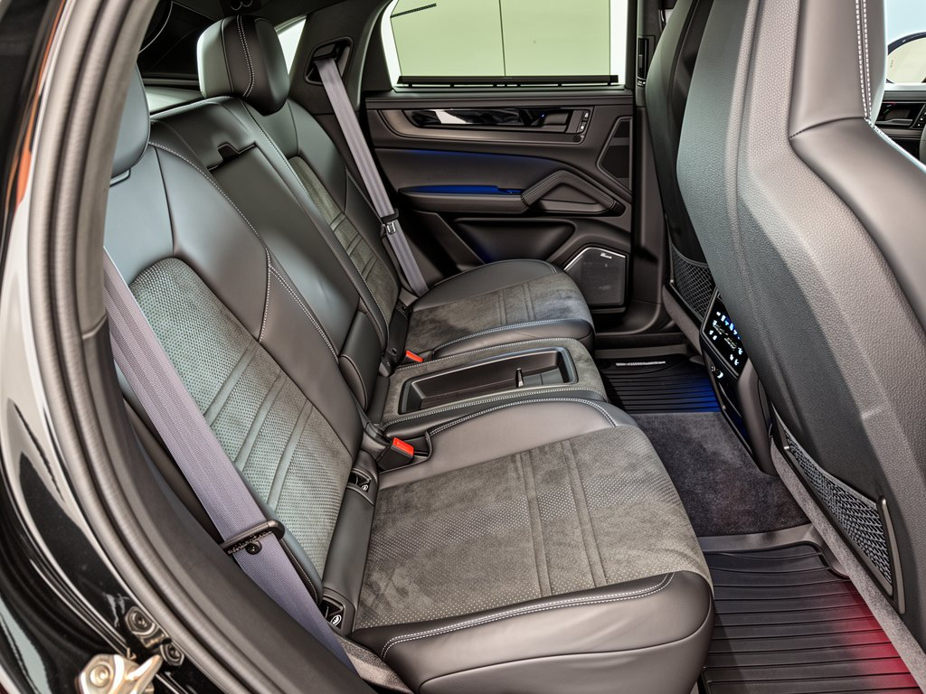 Certified 2025 Porsche Cayenne Turbo GT AWD/4WD image 32