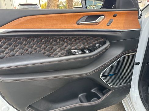 Used 2025 Jeep Grand Cherokee Summit image 8