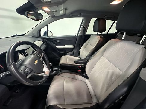 Used 2019 Chevrolet Trax LT w/ LT Convenience Package AWD/4WD image 3