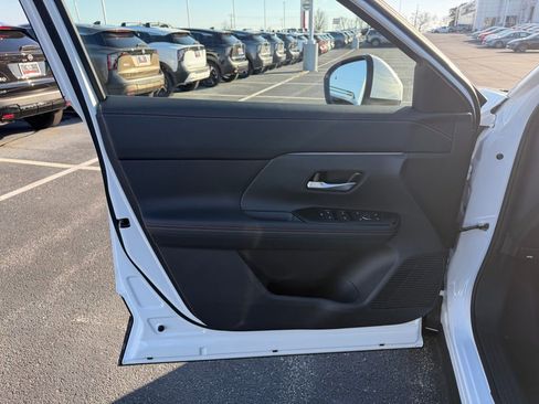 Used 2025 Nissan Kicks SR image 13