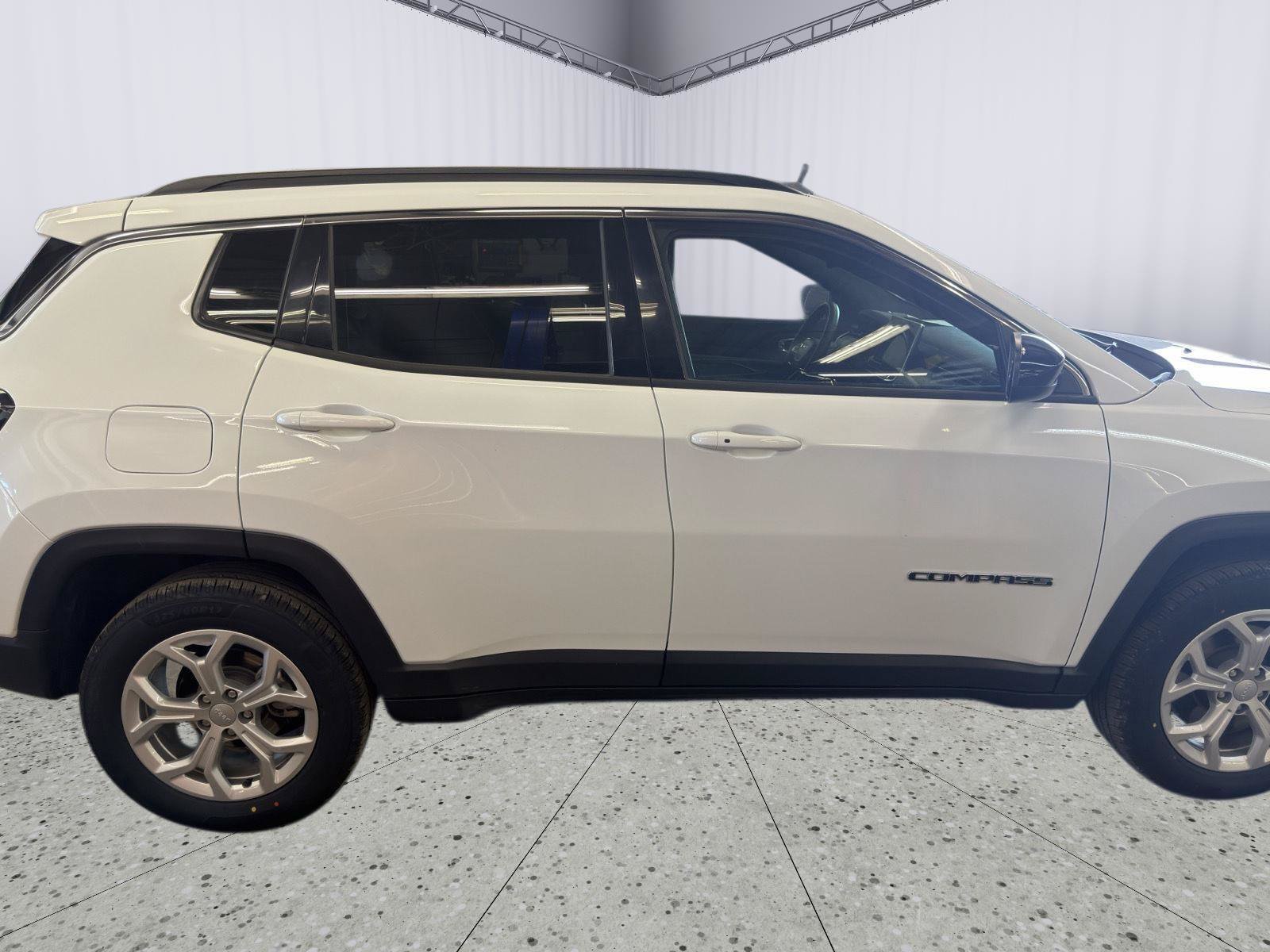 Used 2024 Jeep Compass Latitude AWD/4WD image 4