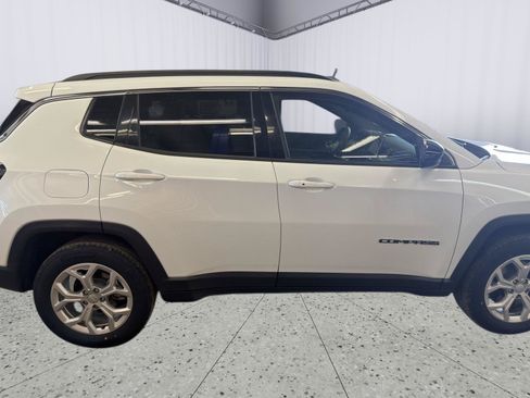 Used 2024 Jeep Compass Latitude AWD/4WD image 4
