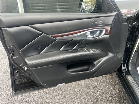 Used 2017 INFINITI Q70 3.7 image 28