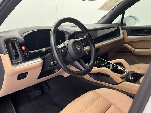 Used 2024 Porsche Cayenne image 4