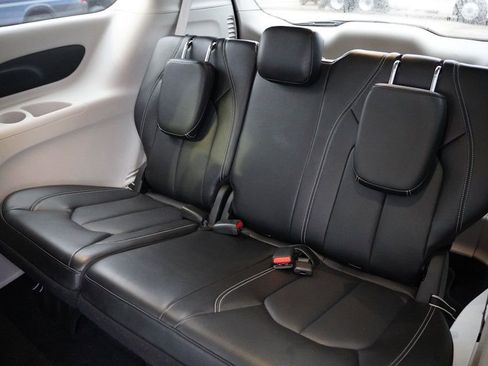 Certified 2024 Chrysler Pacifica Touring-L image 18