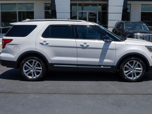 Used 2017 Ford Explorer XLT w/ Equipment Group 202A FWD image 2