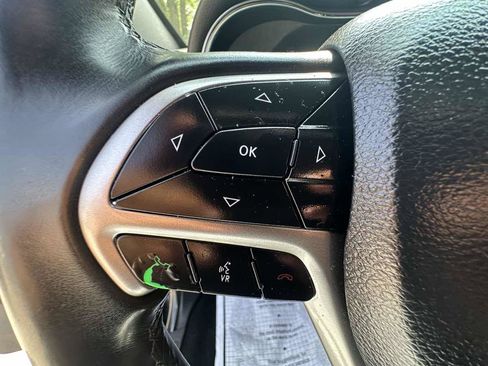 Used 2019 Jeep Grand Cherokee Laredo RWD image 15