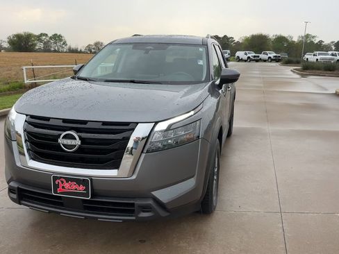 Used 2025 Nissan Pathfinder SV image 4