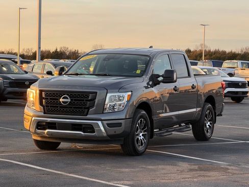 Used 2024 Nissan Titan SV w/ SV Convenience Package image 10