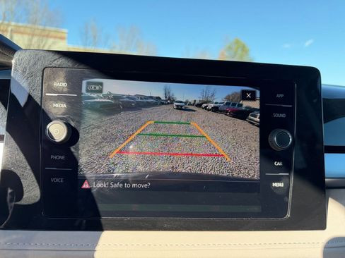 Used 2025 Volkswagen Taos SE image 17