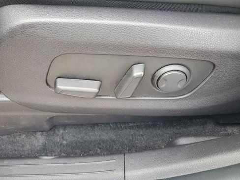 Used 2024 Kia Carnival LX image 23