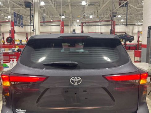 Used 2021 Toyota Highlander L image 7