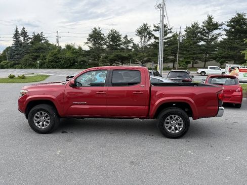 Used 2018 Toyota Tacoma SR5 AWD/4WD image 10