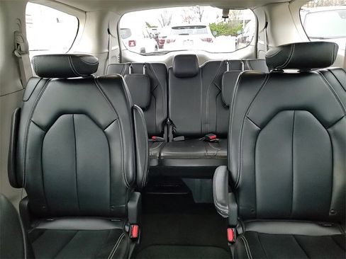 Used 2024 Chrysler Pacifica Touring-L image 21