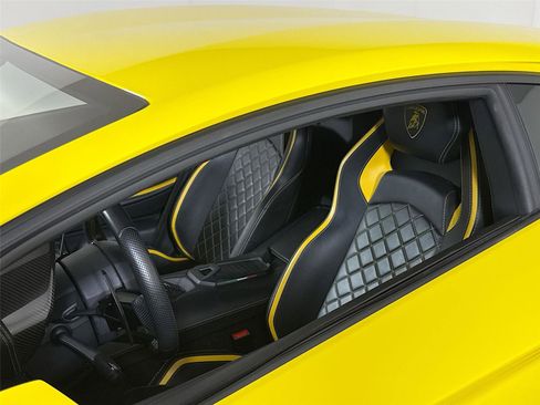 Used 2018 Lamborghini Aventador S image 14