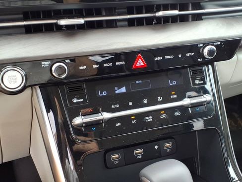 Used 2024 Kia Carnival EX FWD image 14