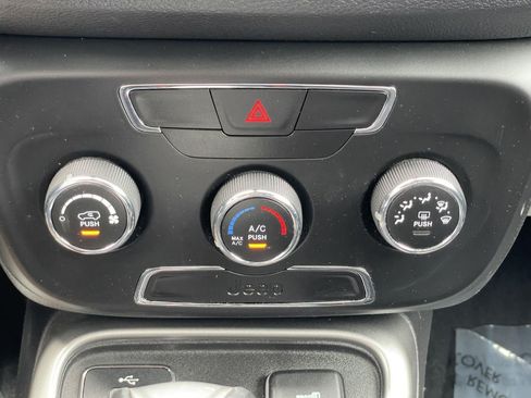 Used 2018 Jeep Compass Latitude FWD image 26