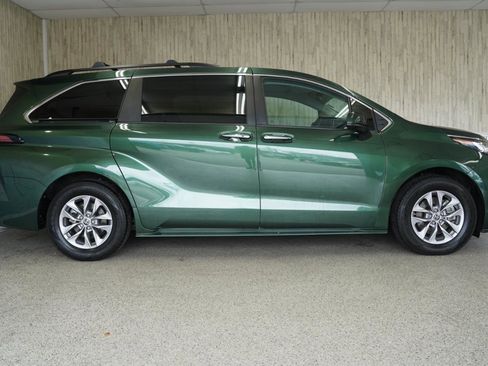 Used 2022 Toyota Sienna XLE w/ XLE Plus Package image 6