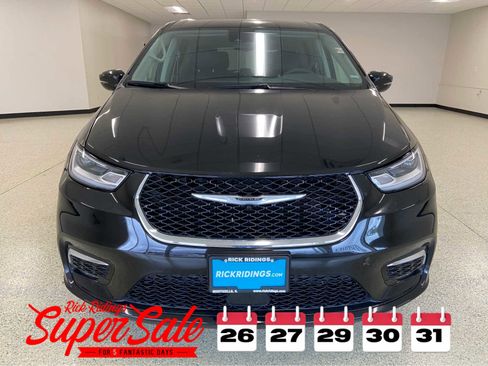 Used 2024 Chrysler Pacifica Touring-L image 2