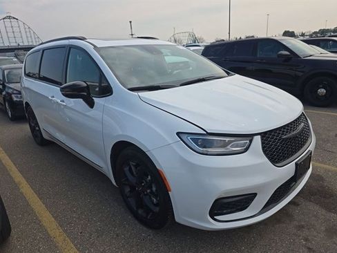 Used 2025 Chrysler Pacifica Limited FWD image 5
